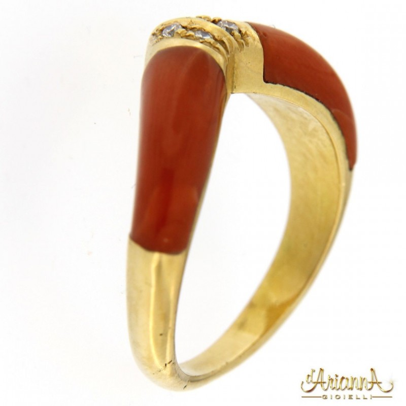Anello in Corallo in oro giallo con diamanti ct.0,08