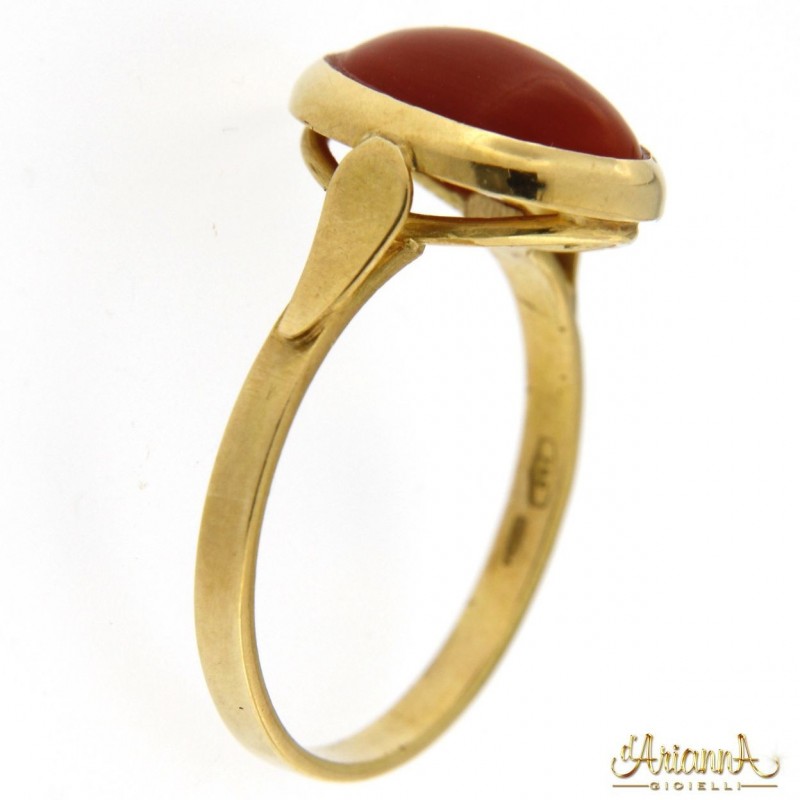 Anello con Corallo cabochon in oro giallo 18kt