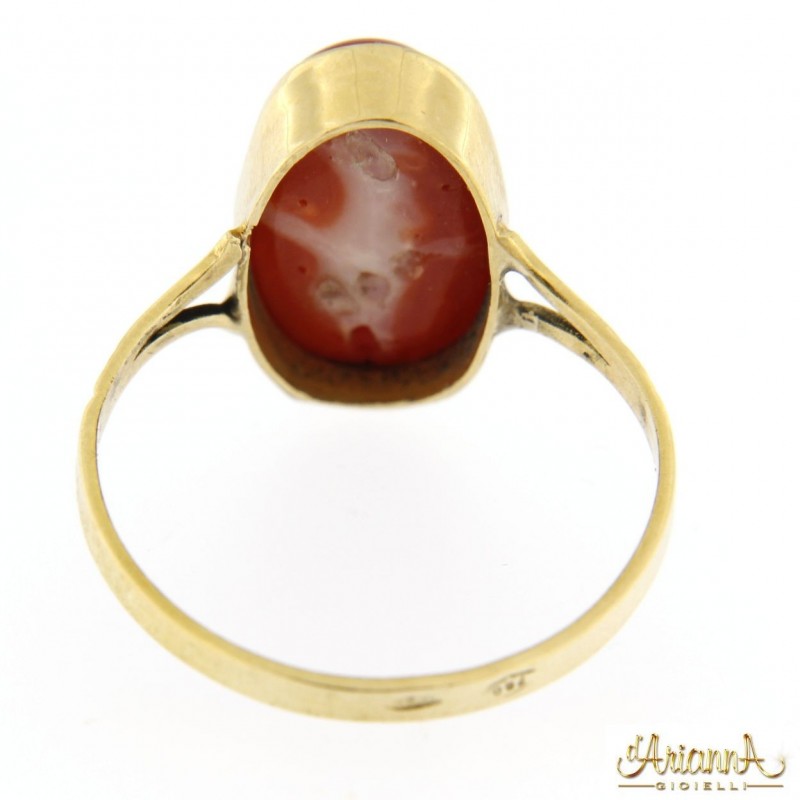 Anello con Corallo cabochon in oro giallo 18kt