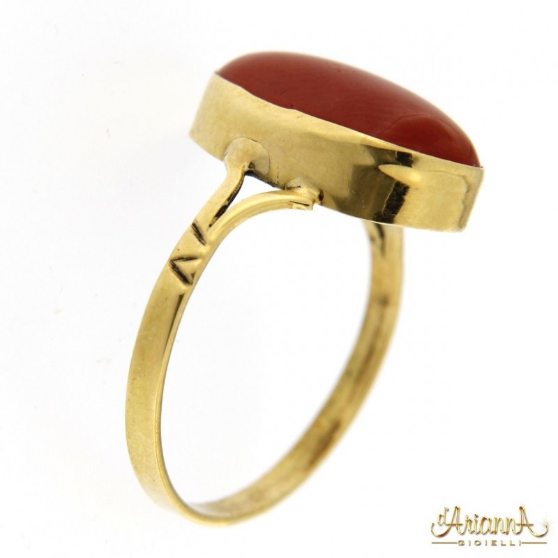Anello con Corallo cabochon in oro giallo 18kt