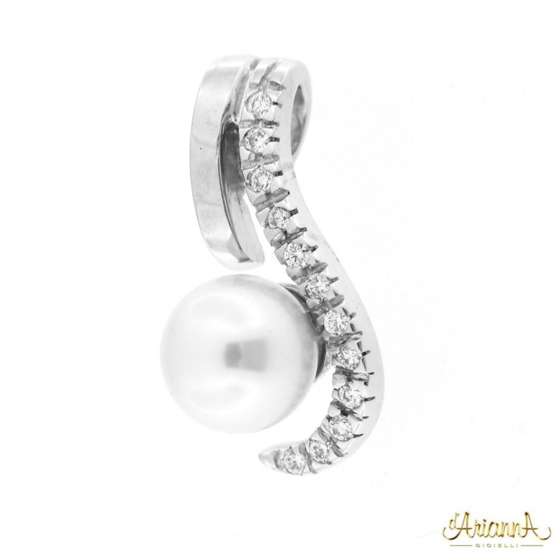 Ciondolo in oro bianco 18kt con Perla di acqua dolce Ø7-7.5 e diamanti 0,10ct. G VS2