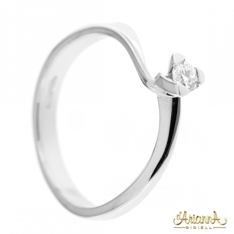 Solitario in oro bianco 18kt con diamante 0.15ct. colore F purezza VS2