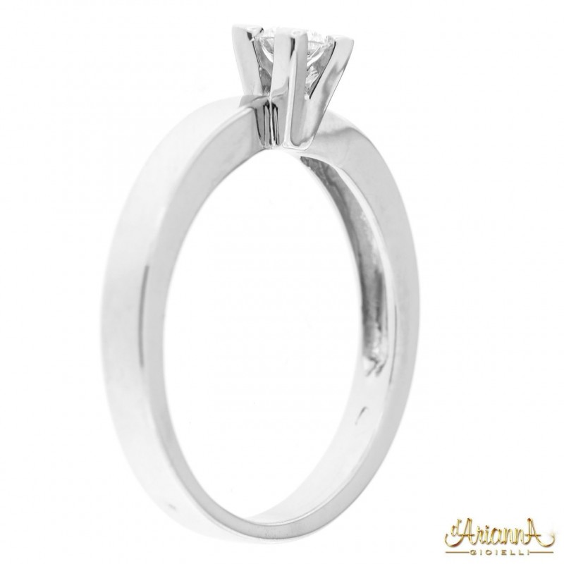 Anello Solitario in oro bianco 18kt e diamanti 0,21ct. colore F purezza VS2