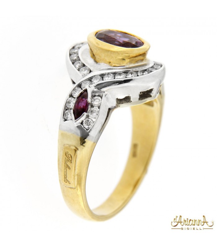 Anello in oro 18kt bicolore giallo e bianco con rubino centrale 1,40ct. e diamanti a contorno 0.52ct.