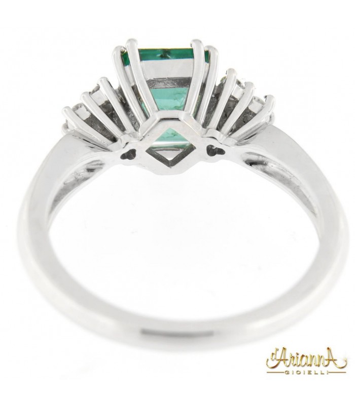 Anello in oro bianco 18kt con Smeraldo e Diamanti