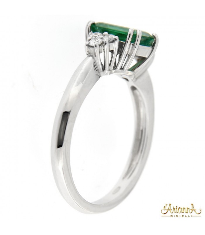 Anello in oro bianco 18kt con Smeraldo e Diamanti