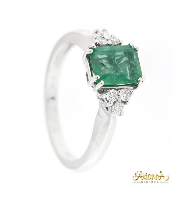 Anello in oro bianco 18kt con Smeraldo e Diamanti