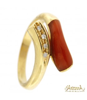 Anello in Corallo in oro giallo 18kt e diamanti ct. 0,04