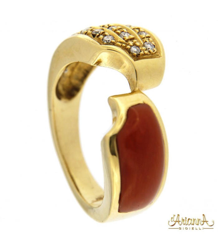 Anello in Corallo in oro giallo 18kt con diamanti ct.0,15